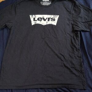 Black Levi's T-shirt
